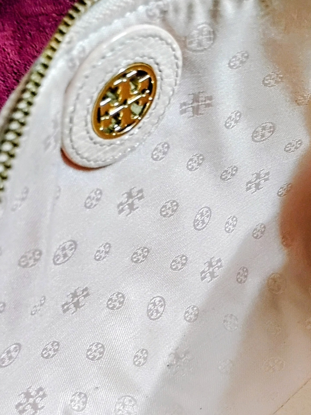 Tory Burch Cream Pebbled Leather Crossbody Bag with Gold Logo - Picture 8 of 8
